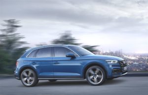 Audi Q5 TFSI e vista laterale dinamica