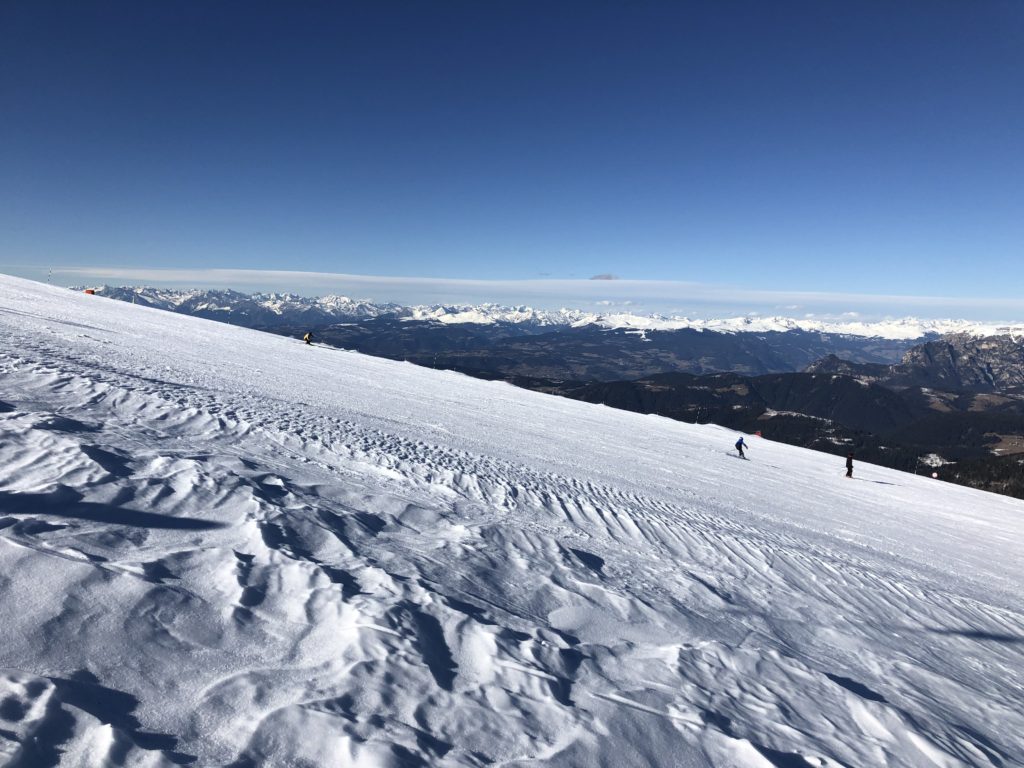 Pista sci neve con paesaggio