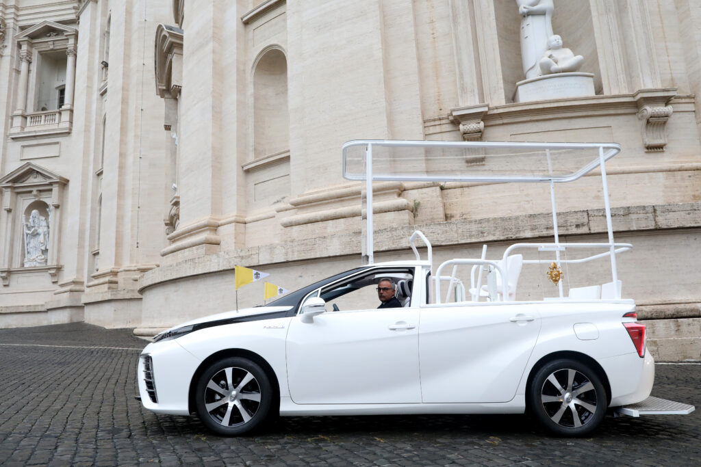 Papamobile a idrogeno Toyota Mirai