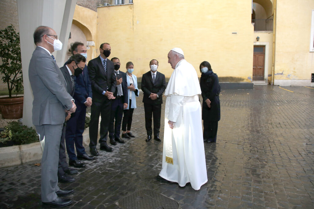 Papamobile a idrogeno delegazione Toyota con il Papa