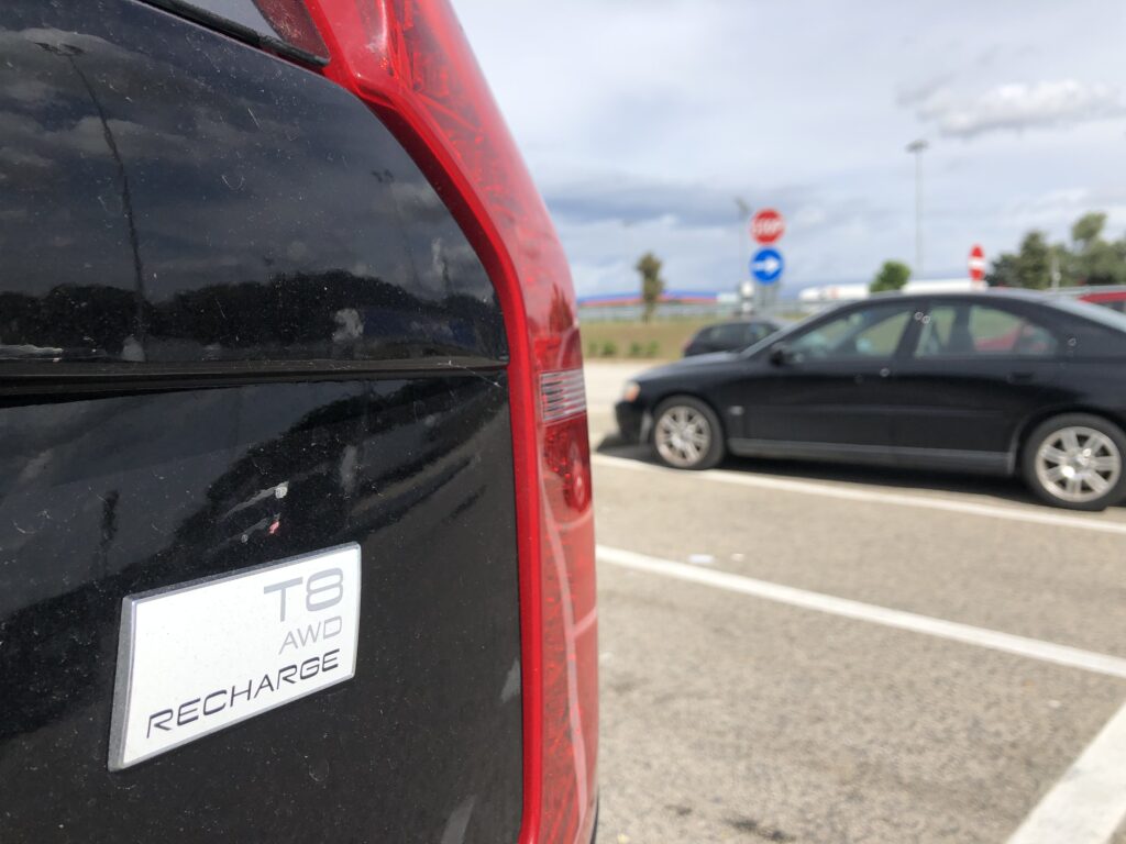 Volvo XC90 T8 recharge scrittaa