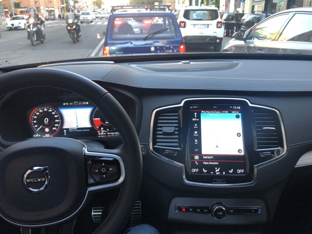 Volvo XC90 plug-in hybrid traffico Roma