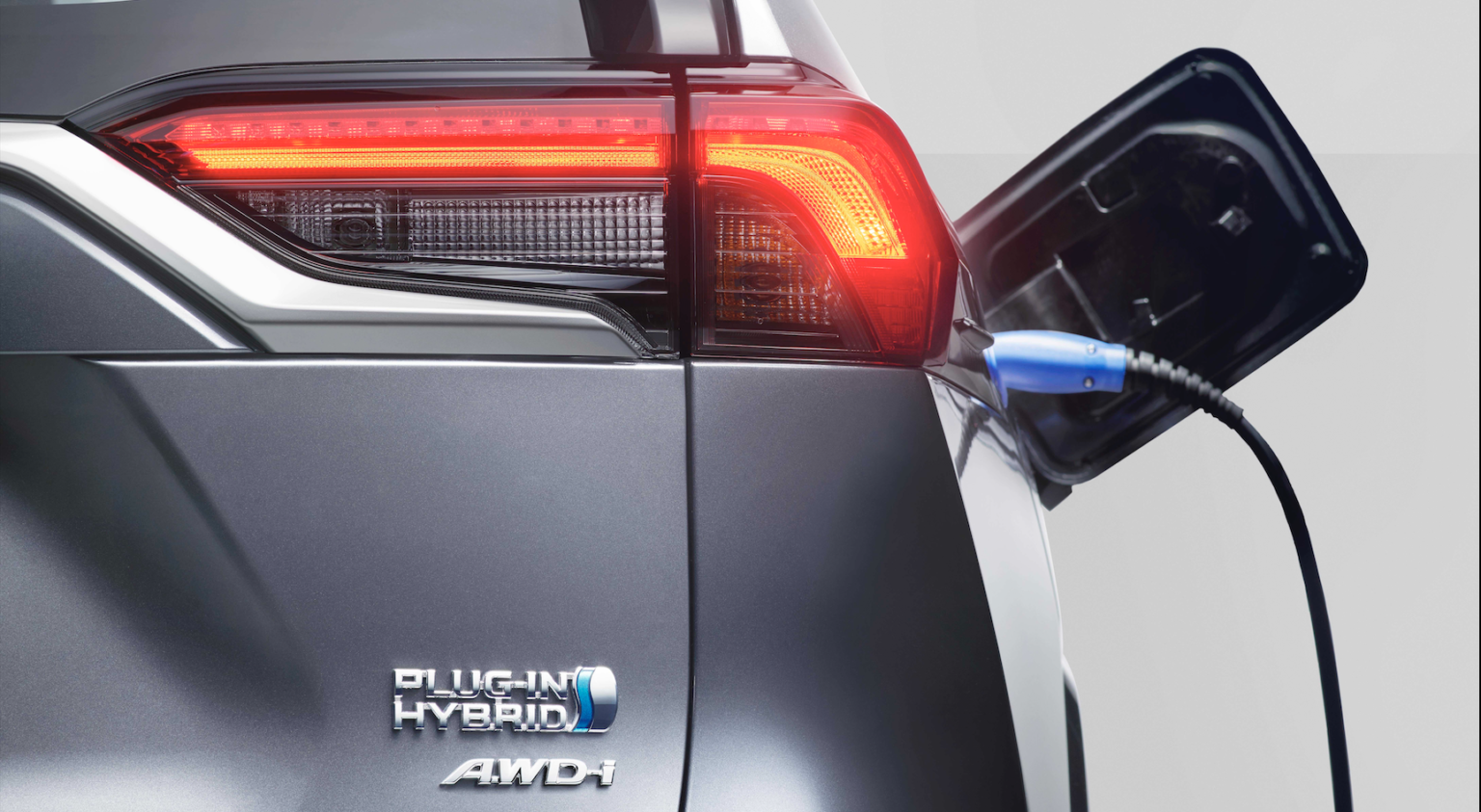 Toyota RAV4 Plugin Hybrid, insieme alla spina arrivano le batterie al