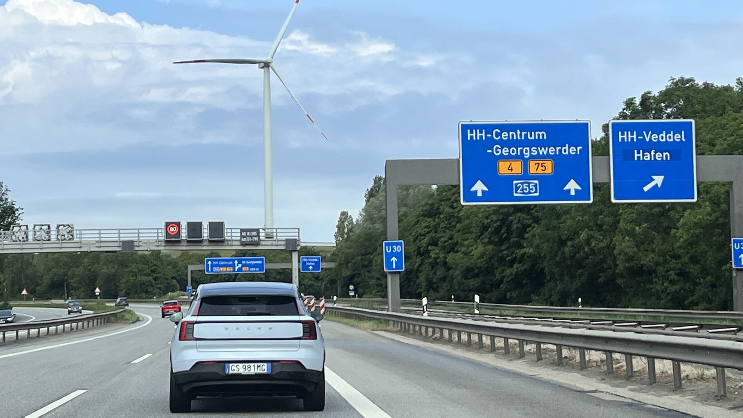 Viaggio Volvo EX30 autostrada eolico
