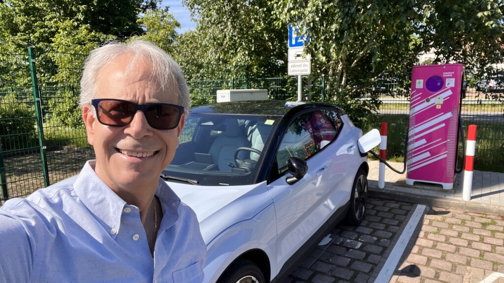 Fabio Orecchini selfie ricarica viaggio Volvo EX30
