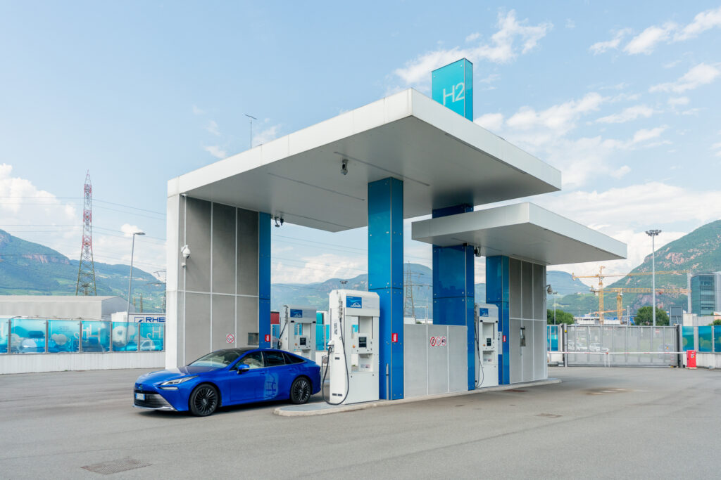 2H mobility stazione di rifornimento idrogeno Bolzano e Toyota Mirai